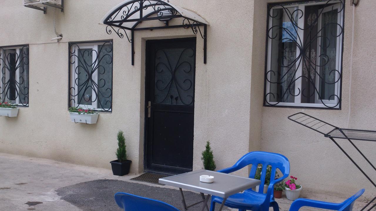 Guest House Madonna Tiflis Exterior foto